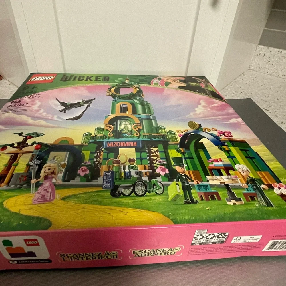LEGO Wicked WelcomeTo Emerald City 75684 945Pcs 9+ Playset - Green/Gold/Pink NIB - Picture 7 of 13
